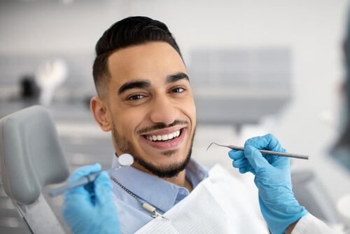 Who in Temecula offers expert dental implants