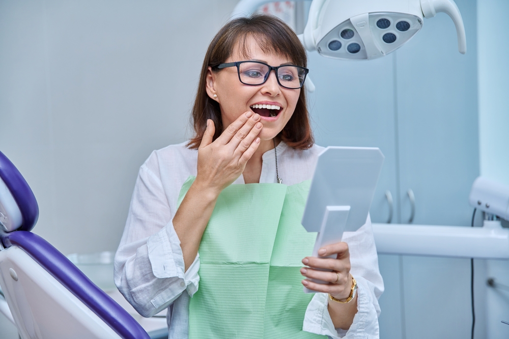 Can one dental implant support two teeth?